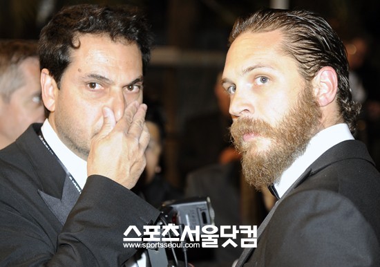 이 사람으로 선택했어-배우 톰 하디(오른쪽)가 한 사진기자 곁으로 다가가 이야기를 하고 있다.