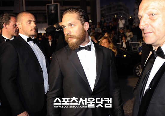 이제 나올때가 됐는데-배우 톰 하디가 긴장된 표정으로 샬롯 라일리를 기다리고 있다.