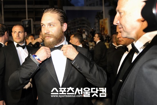 으흠...저기 오는군!-배우 톰하디가 복장을 정리하고 있다.