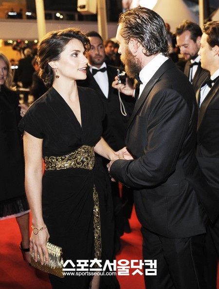 자기야 기다렸어-배우 톰 하디가 약혼녀 샬롯 라일리(왼쪽)를 반갑게 맞이하고 있다.