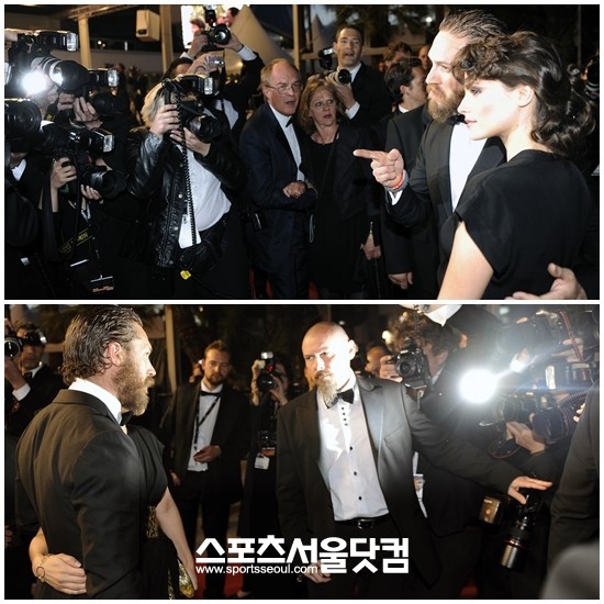 저 카메라를 쳐다봐!-배우 톰 하디(왼쪽)가 약혼녀 샬롯 라일리와 포즈를 취하고 있다.