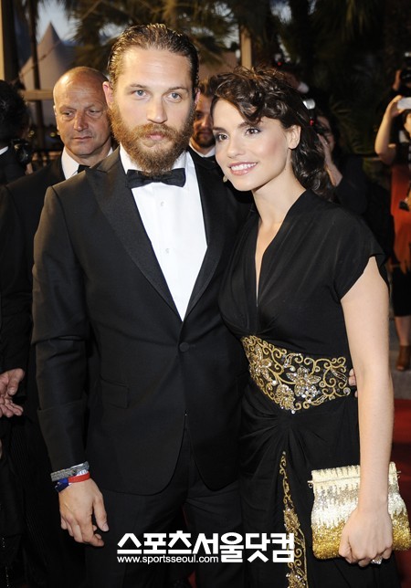 미션 성공!-배우 톰 하디(왼쪽)와 샬롯 라일리가 환한 미소를 짓고 있다.