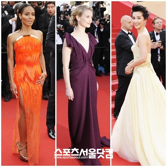 배우 제이다 핀켓 스미스와 미아 와시코브스카, 리빙빙(왼쪽부터)이 프랑스 칸에서 열린 레드카펫 행사에 참석해 우아한 드레스를 입고 포즈를 취하고 있다.