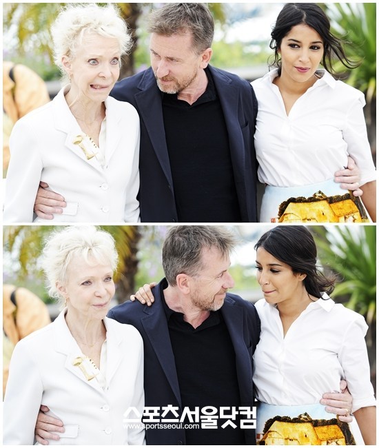 배우 팀 로스(가운데)가 제 65회 칸영화제 포토콜 행사에 참석해 토니마샬(왼쪽) 감독과 레일라 벡티와 함께 다정한 포즈를 취하고 있다. /칸= 배정한 기자