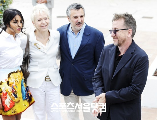 자 그럼 시작할까요?-토니마샬(왼쪽 두번째) 감독과 배우 팀로스(오른쪽), 레일라 벡티(왼쪽)가 포토콜 행사장으로 입장하고 있다.