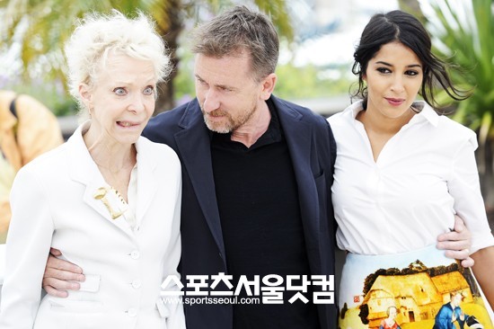 감독님 괜찮으시죠?-토니마샬 감독과 배우 팀 로스, 레일라 벡티(왼쪽부터)가 포토타임을 갖고 있다.