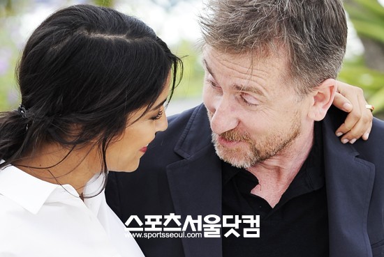 그럼 이제 우리 둘이?-배우 팀 로스(오른쪽)가 레일라 벡티를 다정한 눈빛으로 바라보고 있다.