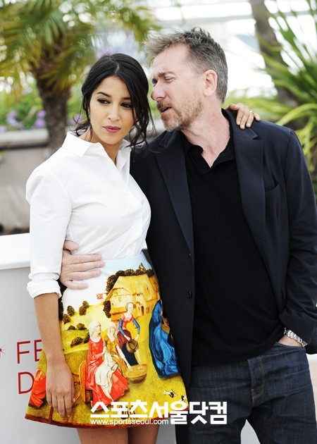 오빠만 믿고 따라와-레일라 벡티(왼쪽)에게 귓속말을 하고 있는 팀 로스.