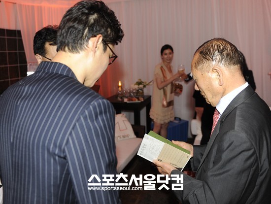 잘 읽을게!-김동호 부산국제영화제 명예조직위원장이 유준상의 책을 살펴보고 있다.