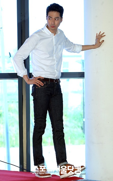 21일 오전 서울 여의도 서울 마리나 요트&클럽 2층 컨벤션 홀에서 열린 LG전자 휘센 에어컨‘좋은 바람쇼’에서 전속 모델인 배우 조인성이 벽에 손을 짚은 채 포토타임 순서를 기다리고 있다.  /이새롬 기자