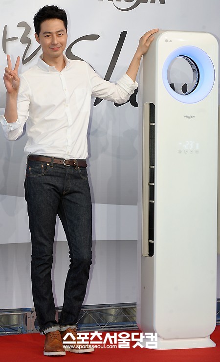 에어컨과 함께 깜찍한 브이 포즈