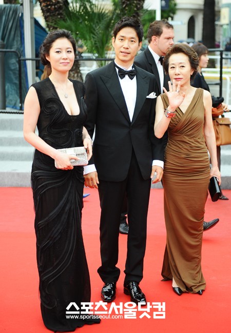 문소리에 뒤지지 않아요-배우 문소리와 유준상, 윤여정이 포즈를 취하고 있다.