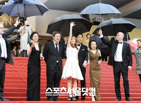 한국영화 사랑해주세요-배우 문소리와 홍상수 감독, 이자벨 위페르, 유준상, 윤여정(왼쪽부터)이 마지막 인사를 하고 있다.