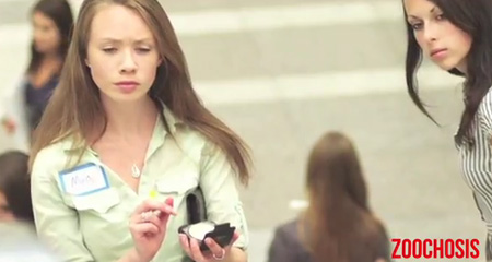 여성의 치마를 들여다보는 내용의 동영상을 게재돼 화제를 모으고 있다. 이미지 출처=Zoochosis.com