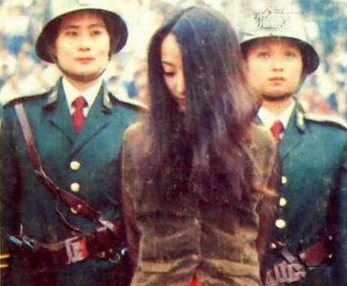 중국 인터넷에서 화제가 되고 있는 풍기문란죄 미녀 죄수./중국 온라인 커뮤니티 캡처