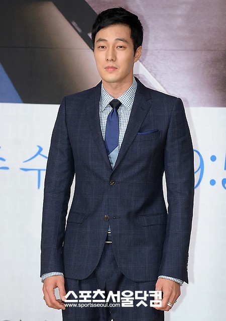 배우 소지섭이 22일 오후 서울 목동 SBS 사옥에서 열린 SBS 새 수목드라마 유령의 제작발표회에서 취재진을 향해 포즈를 취하고 있다. /이새롬 기자