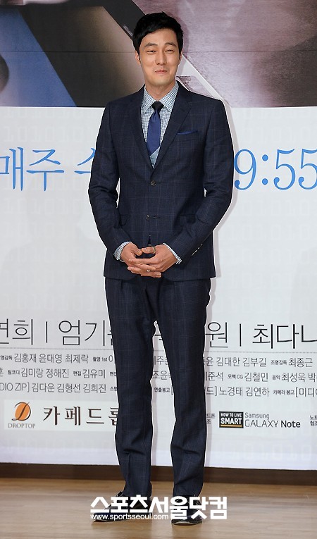 진행자가 멋있는 포즈를 부탁하자, 웃음으로 마무리하는 소지섭.