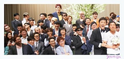 정준하(오른쪽)의 결혼식 단체사진. /오중석 트위터