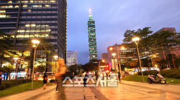 타이페이 101빌딩이 보이는 도심풍경. 타이완은 중국의 전통미에다 깨끗한 매력까지 더해진 여행지다