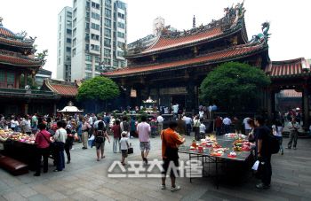타이페이 도심에 위치한 도교사찰 룽산쓰(龍山寺)는 서울 조계사처럼 많은 인파가 몰리는 곳이다