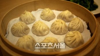 딘타이펑의 명물 샤오룽바오.