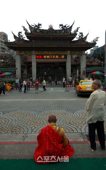 룽산쓰 앞의 거리에는 서울의 탑골공원처럼 노인들이 자잘한 물건을 늘어놓고 파는 벼룩시장이 열린다.