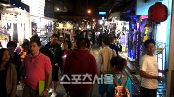 우리나라 이대입구처럼 젊은이들로 북적이는 퉁화(通化)거리