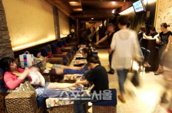 중국과 태국 등에서 빠질 수 없는 발마사지숍은 여행의 피로를 풀기 딱이다.