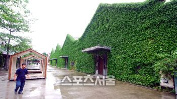 타이페이 시내에 위치한 후이산 예술공원은 폐공장을 이용한 전시장으로 사용되고 있다.