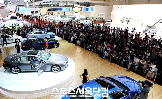 24일 부산 벡스코에서 열린 부산모터쇼에 수많은 취재진들이 몰렸다.