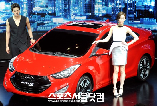 현대자동차가 24일 부산 벡스코에서 열린 부산국제모터쇼에서 아시아 최초로 아반떼 쿠페를 소개하고 있다. /노시훈 기자