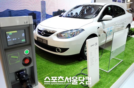 SM3 Z.E.는 400V의 AC급속 충전 시스템을 통해 30분 만에 충전할 수 있다.