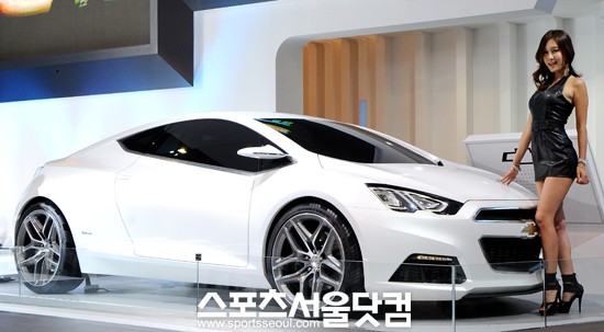 한국지엠은 24일 부산 벡스코에서 열린 2012 부산모터쇼에서 쉐보레 콘셉트카 140S를 공개했다./ 노시훈 기자