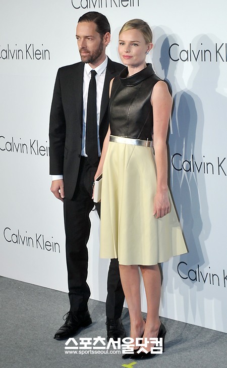 할리우드 배우 케이트 보스워스(오른쪽)가 24일 오후 서울 동자동 서울역 서부역전 옥상에서 열린 ‘캘빈 클라인 멀티 브랜드 이벤트’에 참석해 포즈를 취하고 있다.