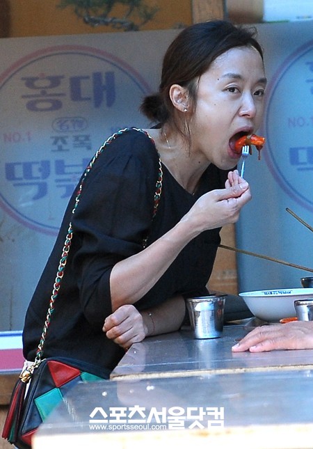 24일 오후 5시, 홍대 길거리에서 떡볶이를 먹는 배우 전도연과 남편 강시규 씨를 포착했다. 부부는 지인을 동반한 채 홍대 이곳저곳을 둘러보며 데이트를 즐기고 있었다. /이새롬 기자