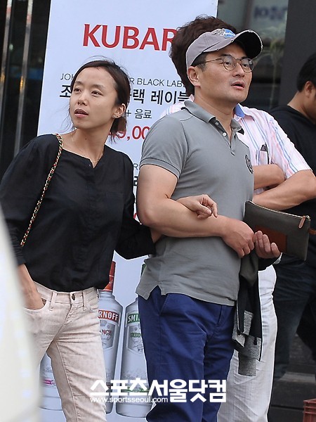 전도연이 남편 강시규 씨와 함께 다정하게 팔짱을 낀 채 홍대 길거리를 활보하고 있다.