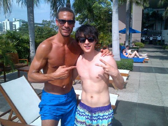 맨체스터 유나이티드의 리오 퍼디낸드가 배우 송중기화 함께 다정한 포즈를 취하고 있다./ 스포츠서울 DB