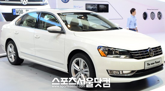 폭스바겐이 2012 부산모터쇼에서 7세대 파사트를 국내에 처음 공개했다.