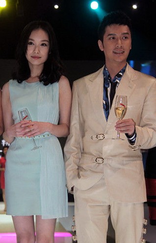 배우 니니(왼쪽)와 펑샤오펑./중국 시나닷컴 제공