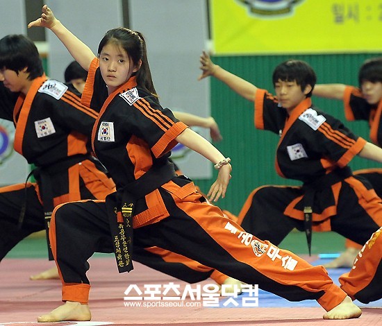 26일 오후 서울특별시 학생체육관에서 열린 제3회 국민생활체육 전국특공무술연합회장배 특공무술 전국대회에서 새싹지킴이 특공무술 시범단이 무술 시범을 하고 있다. /이새롬 기자