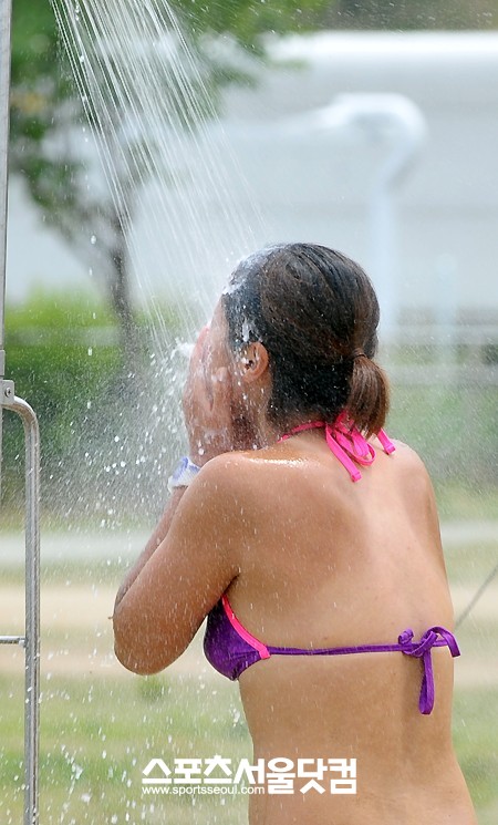 얼굴에 묻은 모래도 깨끗이