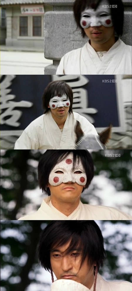 클로즈업 장면에서 표정 연기를 하고 있는 각시탈의 대역배우(위). 아래는 각시탈을 벗고 정체를 드러낸 신현준(이강산 역)./KBS2 각시탈 방송 캡처