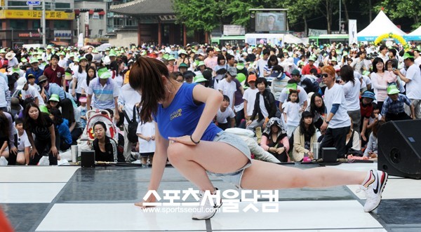 제5회 고궁사랑걷기대회가 2일 오전 9시 서울광장에서 열린 가운데 참가자들이 에어로빅팀의 율동에 맞춰 몸풀기를 하고 있다. /이효균 기자