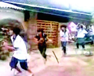 중국 여중생 쇠파이프 난투극 영상./유쿠닷컴 해당 영상 캡처