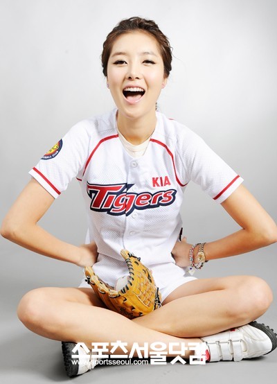 완벽한 자세와 투구로 시구 3번째 만에 시구의 여왕으로 불린 이수정./배정한 기자