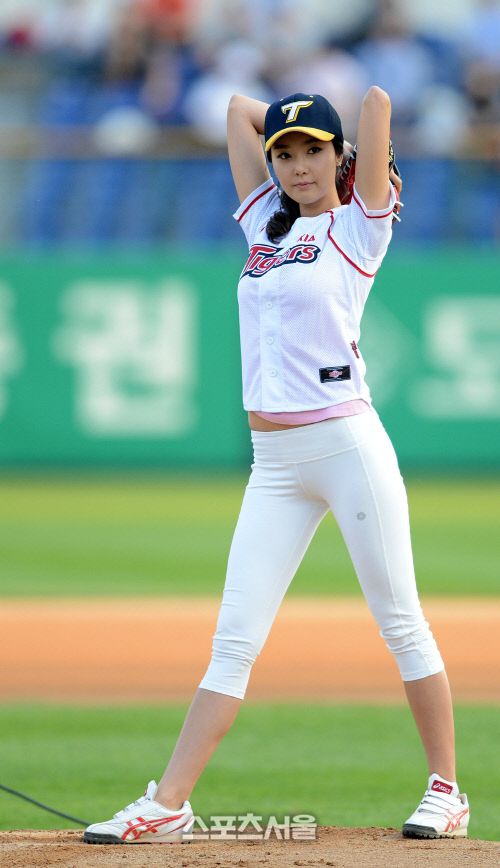 23일 광주 KIA-한화전에 앞서 시구를 하고 있는 이수정. 광주 = 홍승한기자hongsfilm@sportsseoul.com