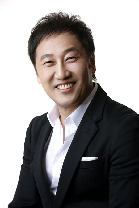 유열이 결혼을 앞두고 활짝 웃고 있다./유열컴퍼니 제공