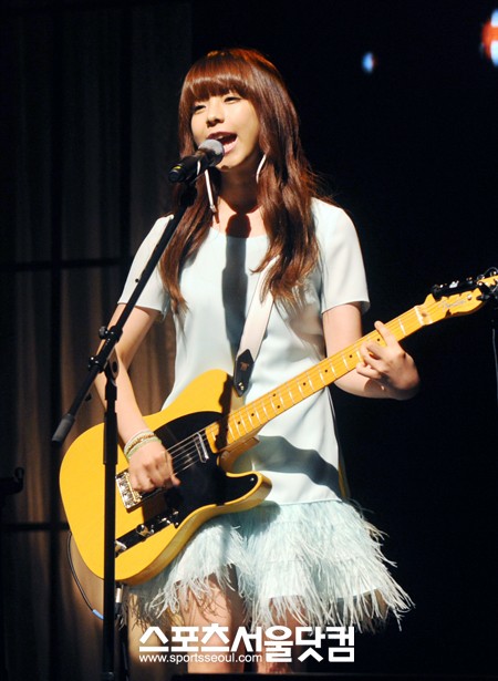 제2의 아이유로 화제를 모은 가수 주니엘이 7일 데뷔 쇼케이스 무대를 펼치고 있다. /노시훈 기자