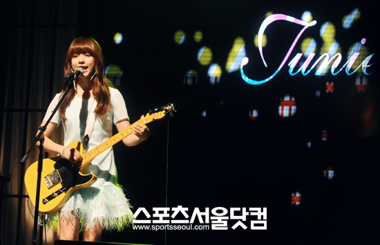 주니엘이 데뷔 부대에서 열창하고 있다.