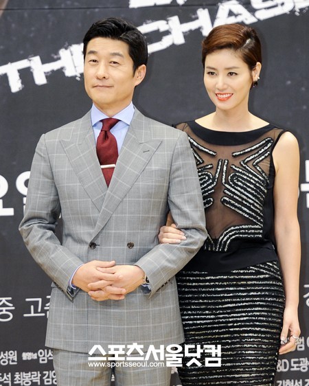 김상중(왼쪽)이 SBS 추적자에서 부부로 나오는 김성령과 호흡을 솔직하게 밝혔다. /배정한 기자